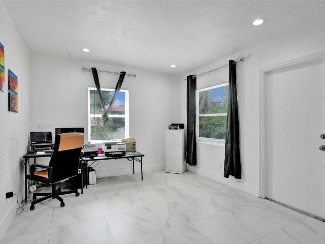 Продажа дома по адресу 623 NW 11 Avenue 1-3 - фото 6203306