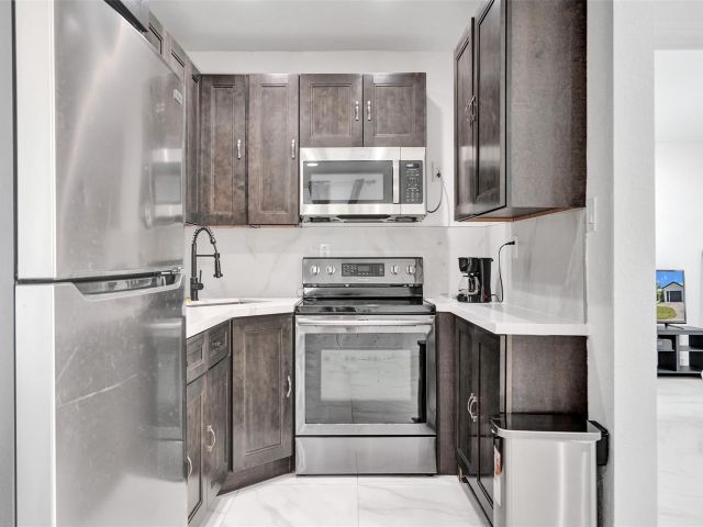 Продажа дома по адресу 623 NW 11 Avenue 1-3 - фото 6203307