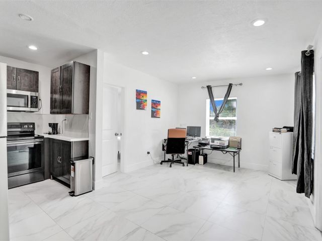 Продажа дома по адресу 623 NW 11 Avenue 1-3 - фото 6203308