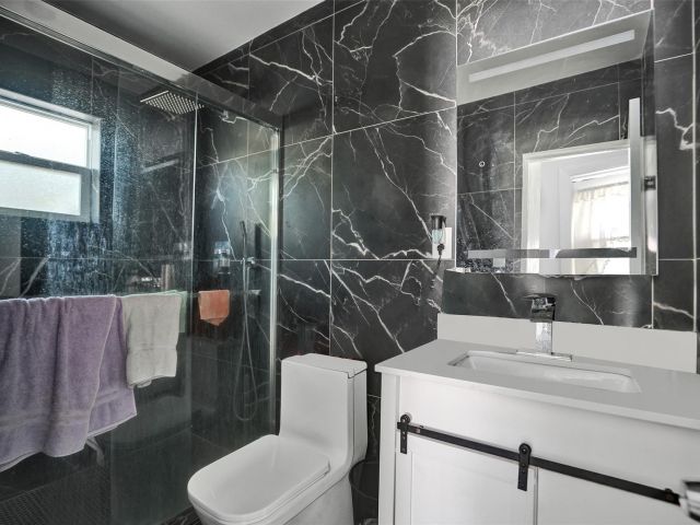 Продажа дома по адресу 623 NW 11 Avenue 1-3 - фото 6203310