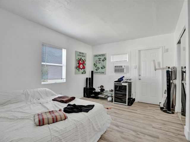 Продажа дома по адресу 623 NW 11 Avenue 1-3 - фото 6203311