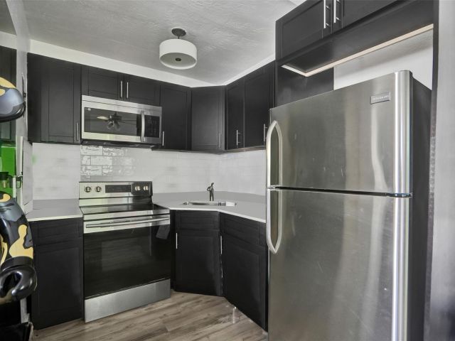 Продажа дома по адресу 623 NW 11 Avenue 1-3 - фото 6203312