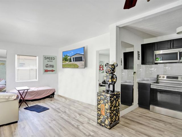 Продажа дома по адресу 623 NW 11 Avenue 1-3 - фото 6203313