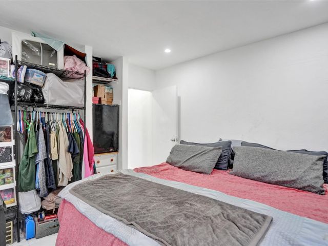 Продажа дома по адресу 623 NW 11 Avenue 1-3 - фото 6203314