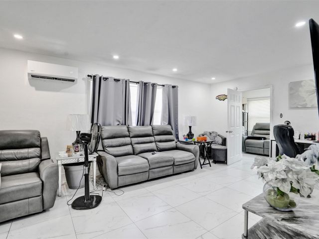 Продажа дома по адресу 623 NW 11 Avenue 1-3 - фото 6203316