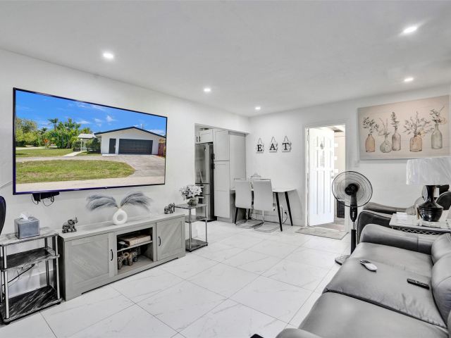 Продажа дома по адресу 623 NW 11 Avenue 1-3 - фото 6203317