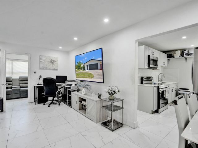 Продажа дома по адресу 623 NW 11 Avenue 1-3 - фото 6203318