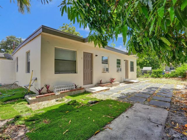 Продажа дома по адресу 623 NW 11 Avenue 1-3 - фото 6203319