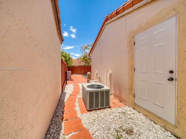 Продажа дома по адресу 10000 SW 147th Ct - фото 6205368