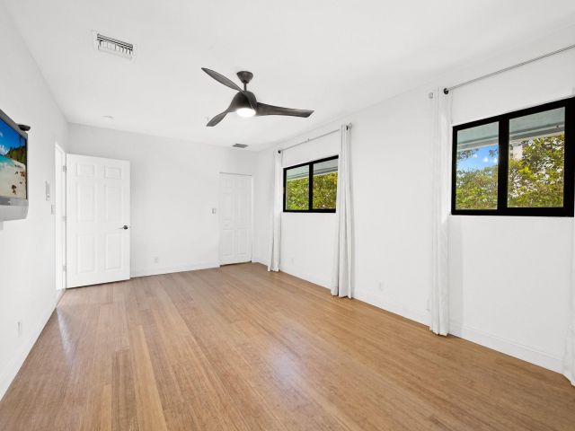 Продажа дома по адресу 1260 N Riverside Dr 1260 - фото 6207337