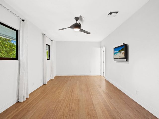 Продажа дома по адресу 1260 N Riverside Dr 1260 - фото 6207338