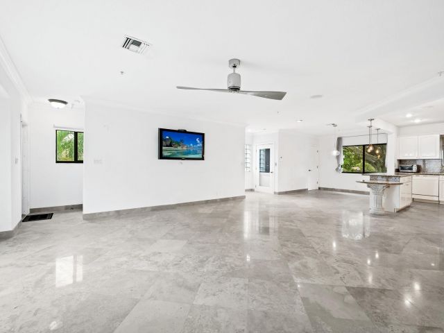 Продажа дома по адресу 1260 N Riverside Dr 1260 - фото 6207340