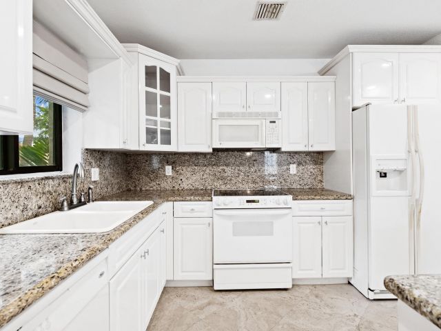 Продажа дома по адресу 1260 N Riverside Dr 1260 - фото 6207342