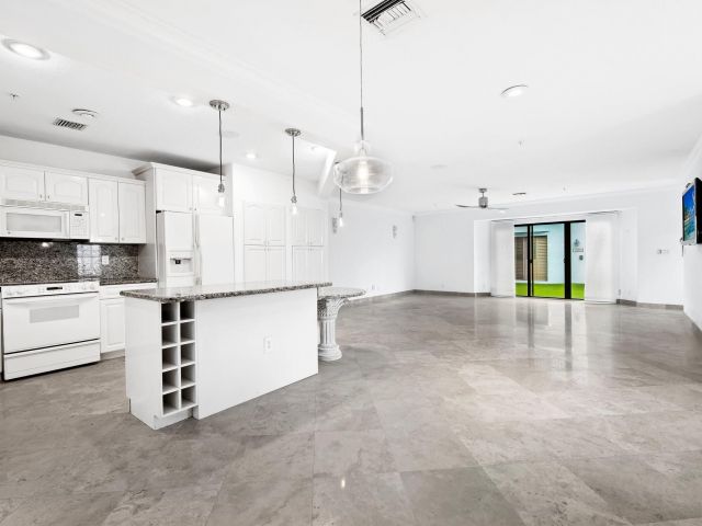 Продажа дома по адресу 1260 N Riverside Dr 1260 - фото 6207343