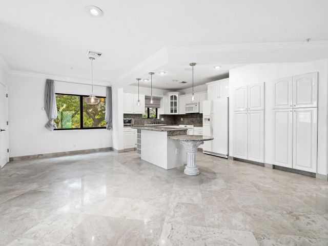 Продажа дома по адресу 1260 N Riverside Dr 1260 - фото 6207344