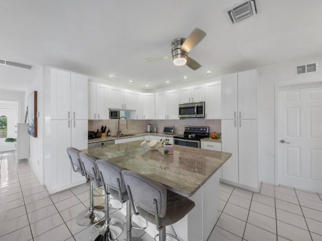 Дом в аренду по адресу 220 SE 2nd Avenue - фото 6205867