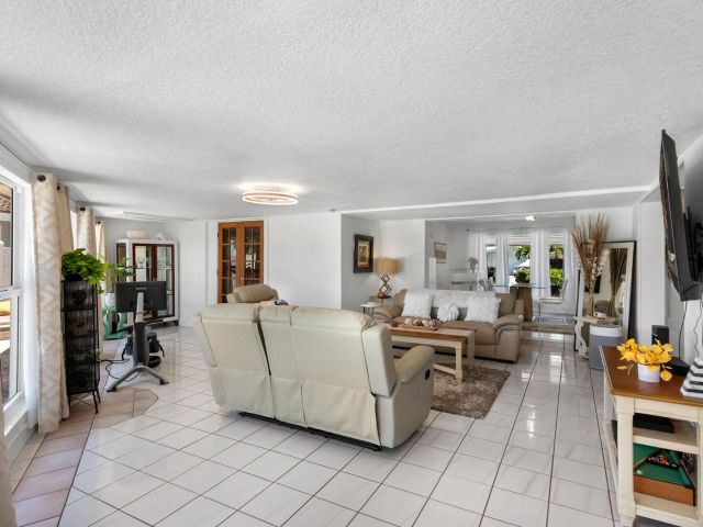 Дом в аренду по адресу 220 SE 2nd Avenue - фото 6205870