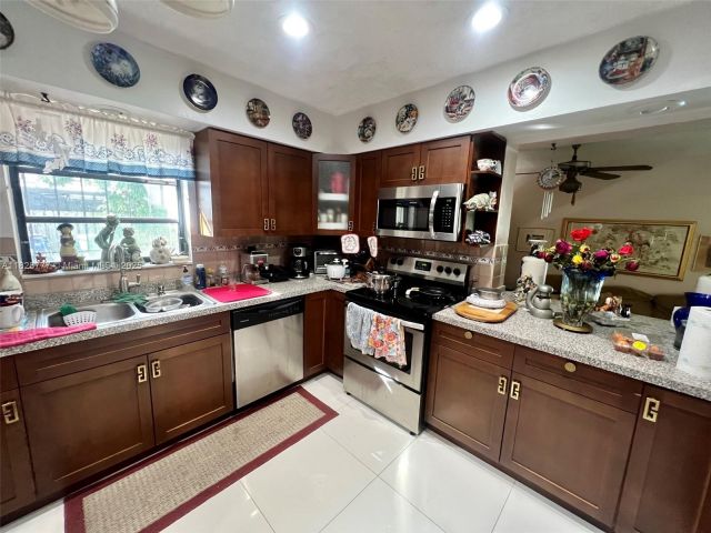 Продажа дома по адресу 9601 SW 66th St - фото 6227370