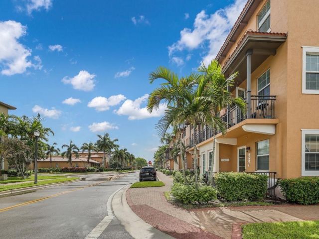 Продажа дома по адресу 14776 SW 10th St 10501 - фото 6206768