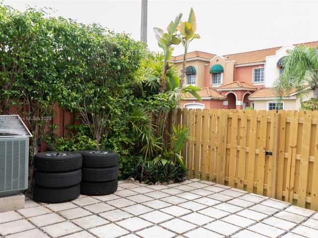 Продажа дома по адресу 13402 SW 153rd St 1904 - фото 6206841