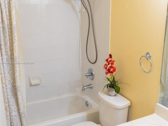 Продажа дома по адресу 13402 SW 153rd St 1904 - фото 6206845