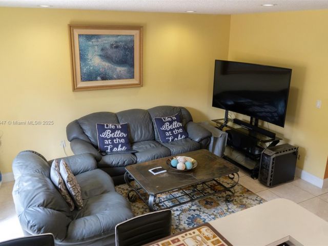 Продажа дома по адресу 13402 SW 153rd St 1904 - фото 6206855