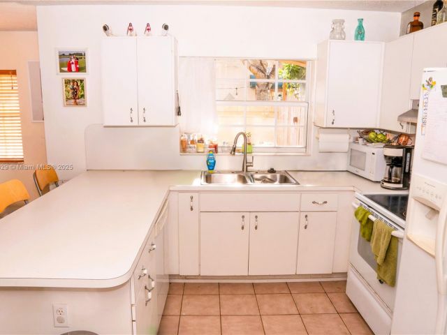 Продажа дома по адресу 7081 SW 158th ct - фото 6207436