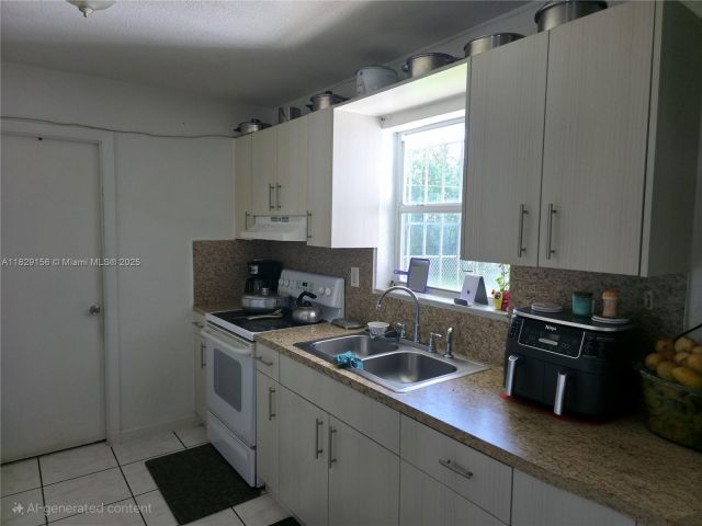 Продажа дома по адресу 2237 NW 50th St - фото 6213332