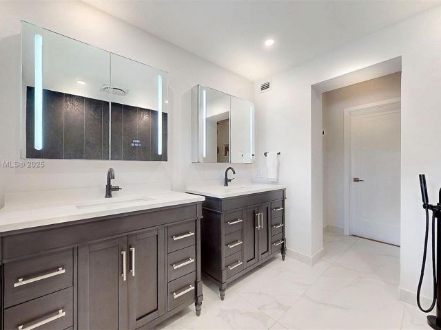 Продажа дома по адресу 1222 Cortez St - фото 6212467