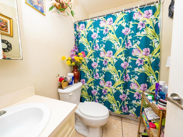 Продажа дома по адресу 6940 NW 5th Place - фото 6430495