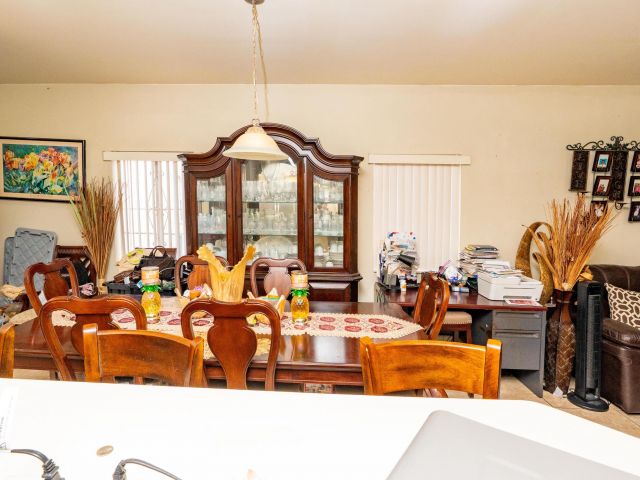 Продажа дома по адресу 6940 NW 5th Place - фото 6430498