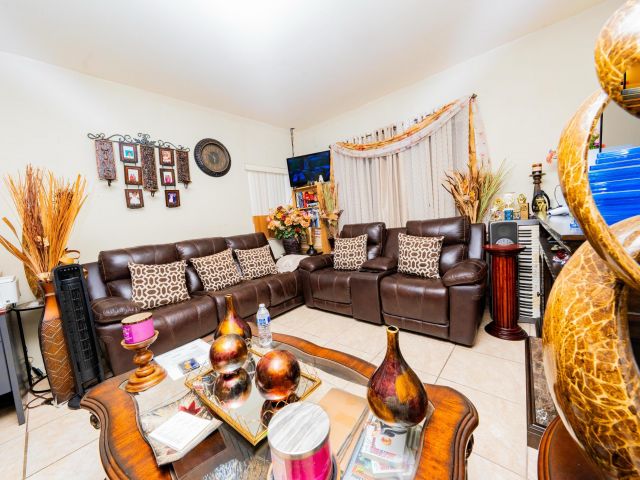 Продажа дома по адресу 6940 NW 5th Place - фото 6430499