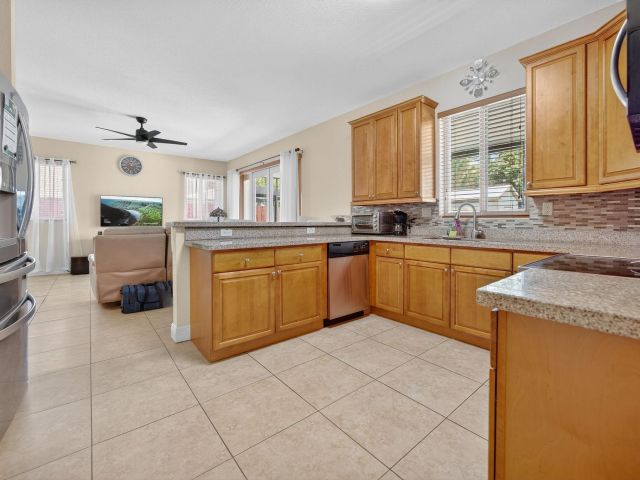 Продажа дома по адресу 18203 SW 152nd Pl - фото 6215611