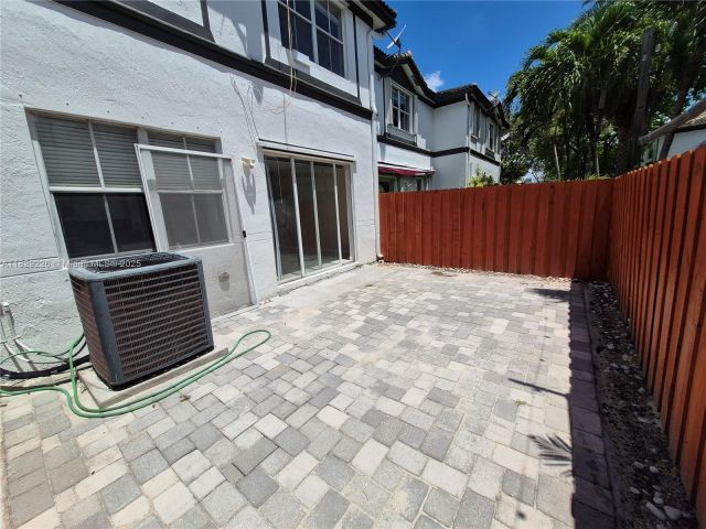 Дом в аренду по адресу 7673 NW 116th Ave 7673 - фото 6238470