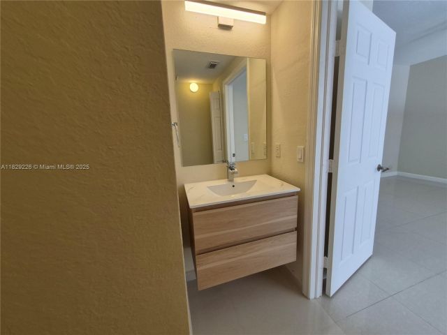 Дом в аренду по адресу 7673 NW 116th Ave 7673 - фото 6238472