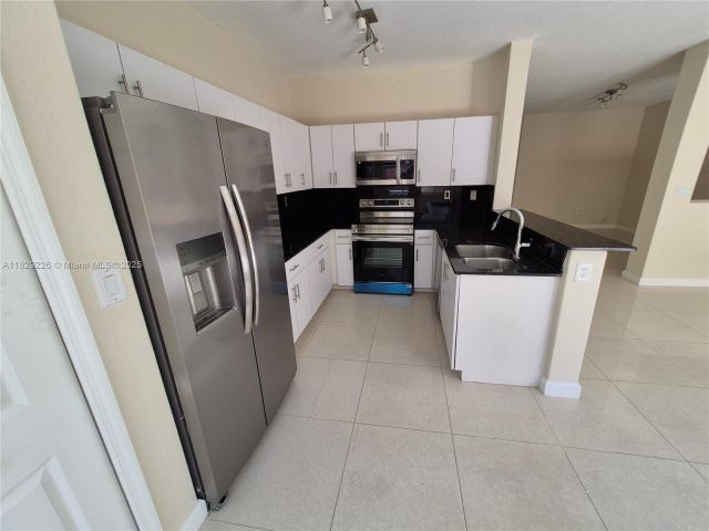 Дом в аренду по адресу 7673 NW 116th Ave 7673 - фото 6238475