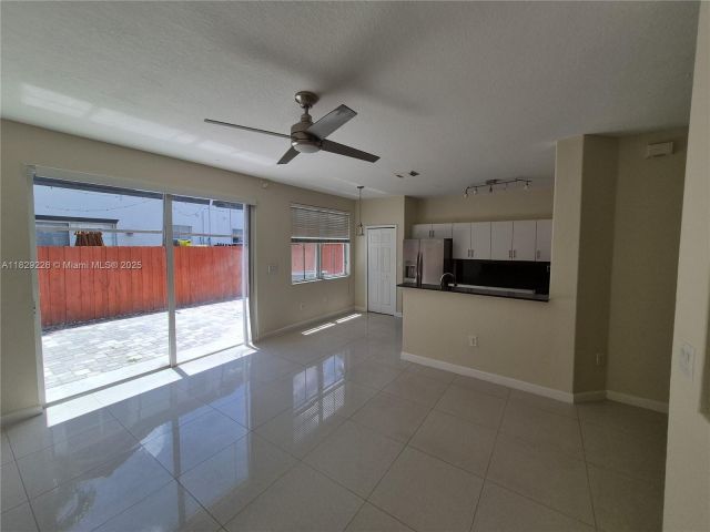 Дом в аренду по адресу 7673 NW 116th Ave 7673 - фото 6238478