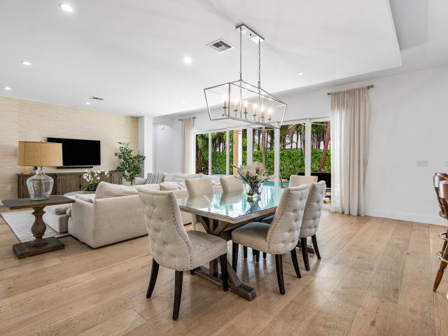 Продажа дома по адресу 200 NE 6th Court - фото 6216489