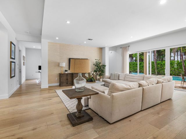 Продажа дома по адресу 200 NE 6th Court - фото 6216491