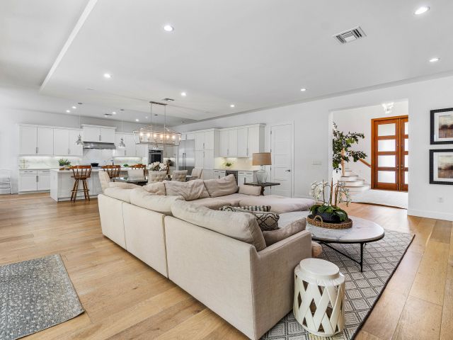 Продажа дома по адресу 200 NE 6th Court - фото 6216492