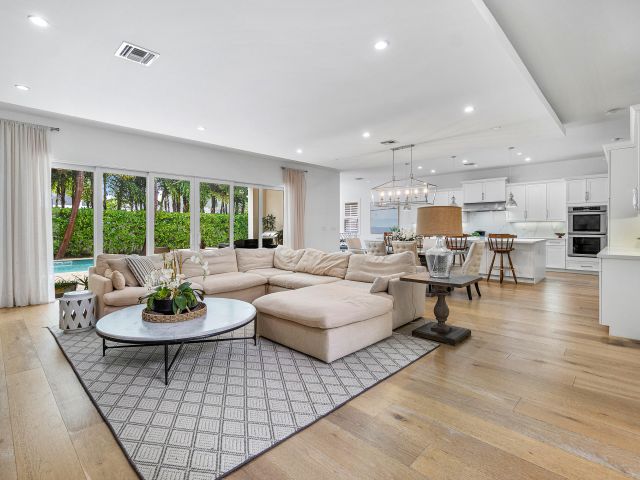 Продажа дома по адресу 200 NE 6th Court - фото 6216493