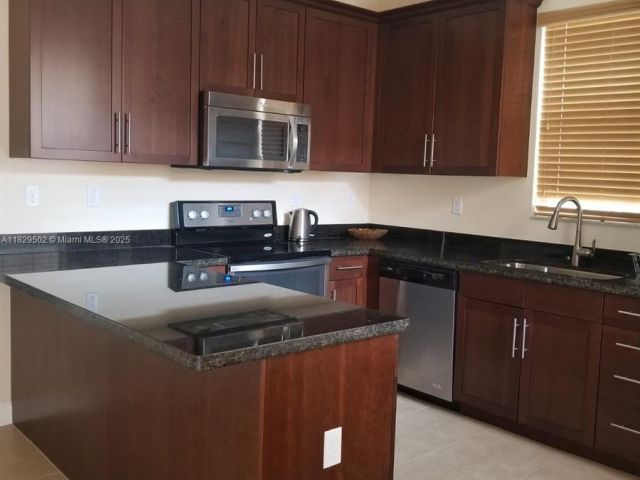 Дом в аренду по адресу 14657 SW 14th St - фото 6210025