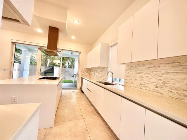 Дом в аренду по адресу 10258 NW 74th Ter 0 - фото 6210250