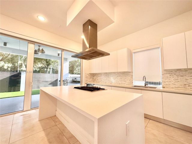 Дом в аренду по адресу 10258 NW 74th Ter 0 - фото 6210251