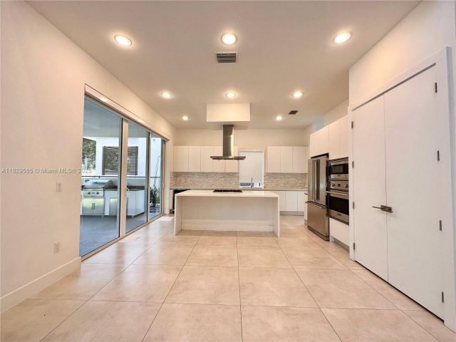 Дом в аренду по адресу 10258 NW 74th Ter 0 - фото 6210253