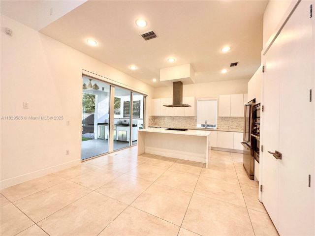 Дом в аренду по адресу 10258 NW 74th Ter 0 - фото 6210254