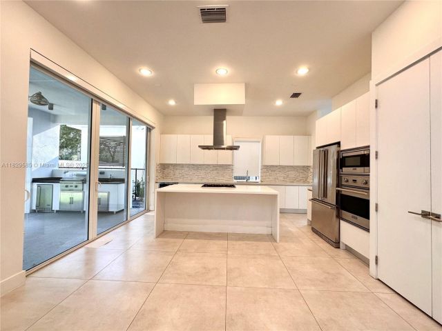 Дом в аренду по адресу 10258 NW 74th Ter 0 - фото 6210255