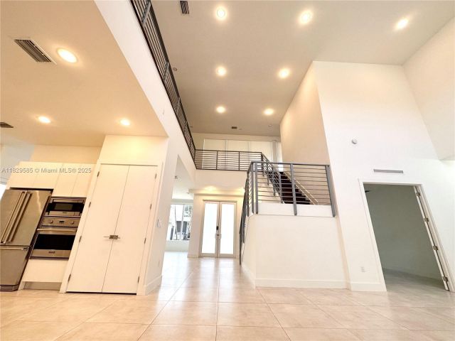 Дом в аренду по адресу 10258 NW 74th Ter 0 - фото 6210257