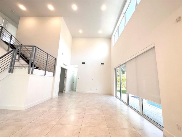 Дом в аренду по адресу 10258 NW 74th Ter 0 - фото 6210261