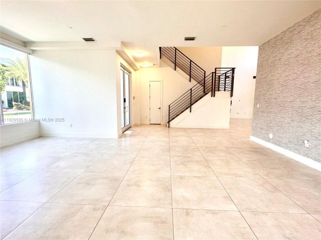 Дом в аренду по адресу 10258 NW 74th Ter 0 - фото 6210262